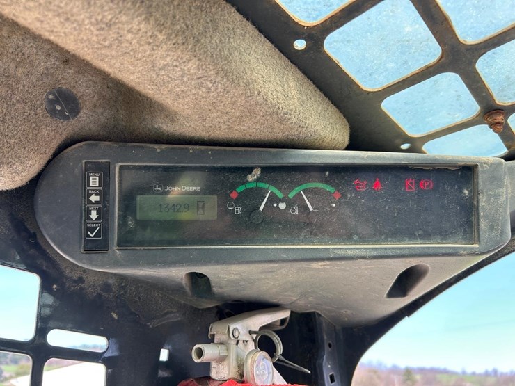 2019-deere-317g-image-22