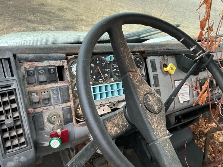 1995-freightliner-fl70-image-21