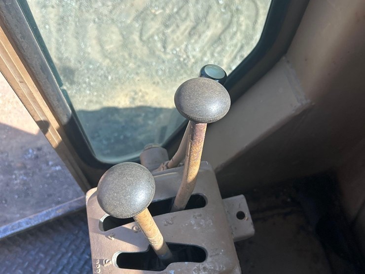 2011-deere-772g-image-42