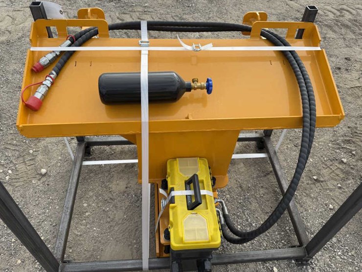 #150-•-skid-steer-pile-hammer-w/-tank-image-2