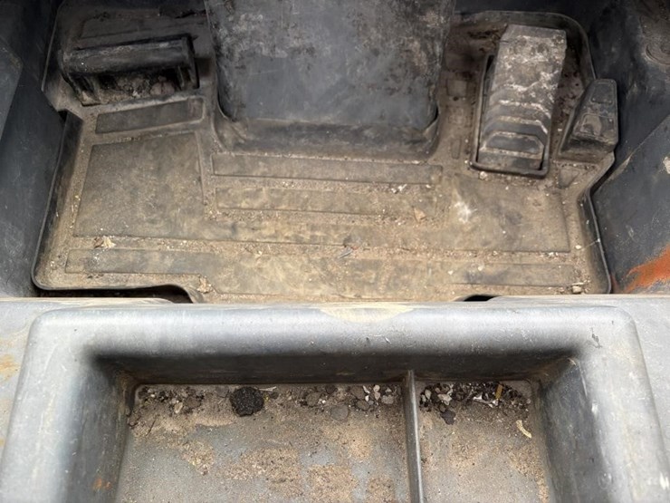 2022-deere-325g-image-28