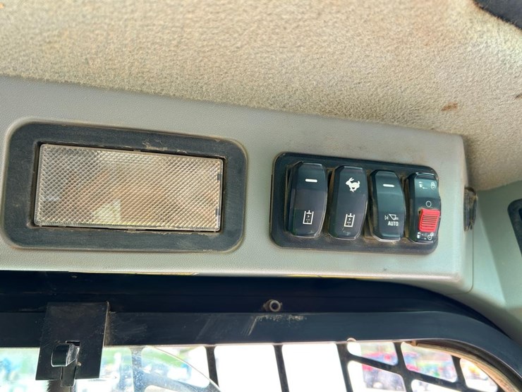 2020-caterpillar-259d3-image-28