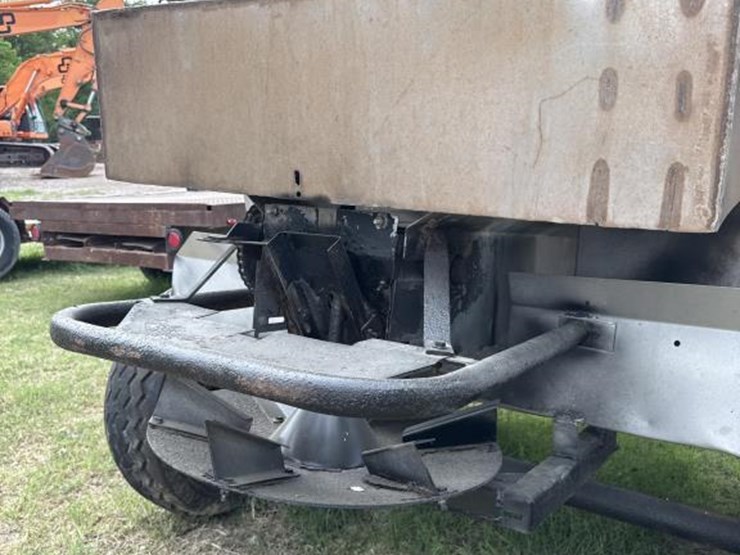 #118-•-tyler-5-ton-fertilizer-spreader-trailer-image-6
