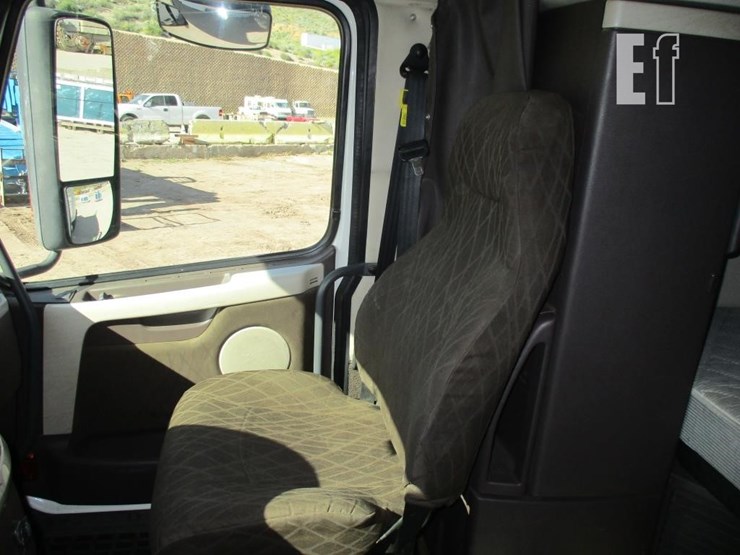 2015-volvo-10-image-8