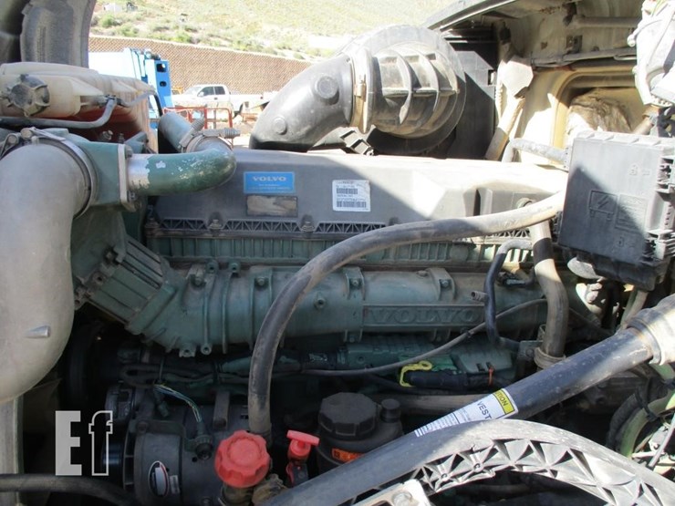 2015-volvo-10-image-6