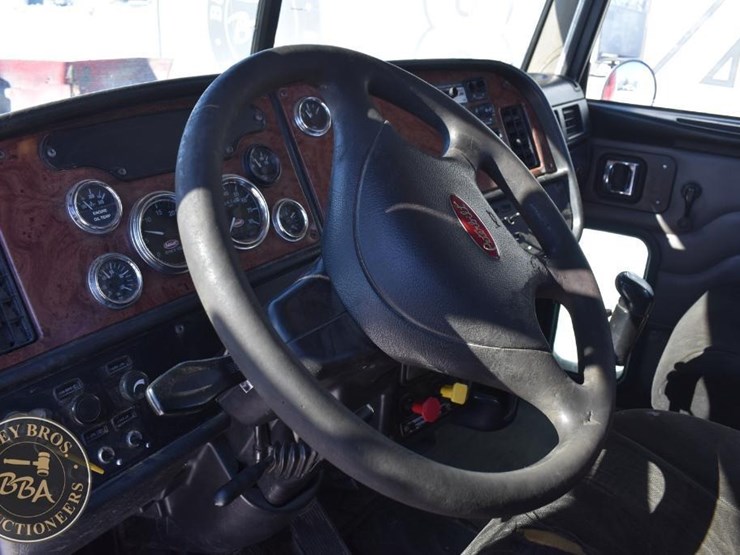2005-peterbilt-385-image-33