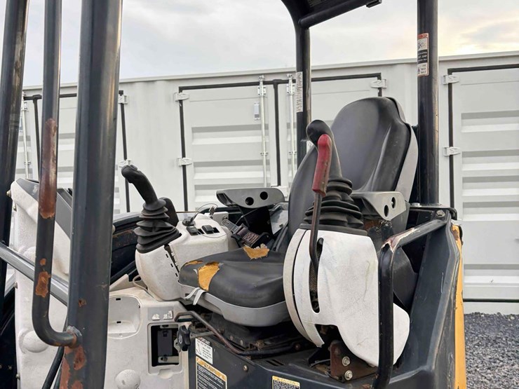 2016-deere-35g-image-14