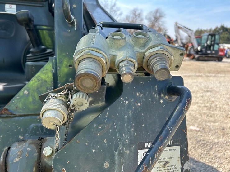 2019-deere-317g-image-11