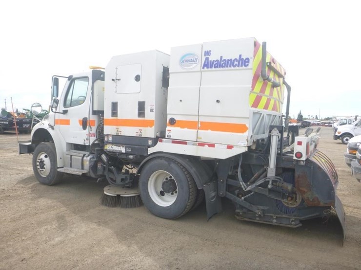 2016-freightliner-m2-106-image-4