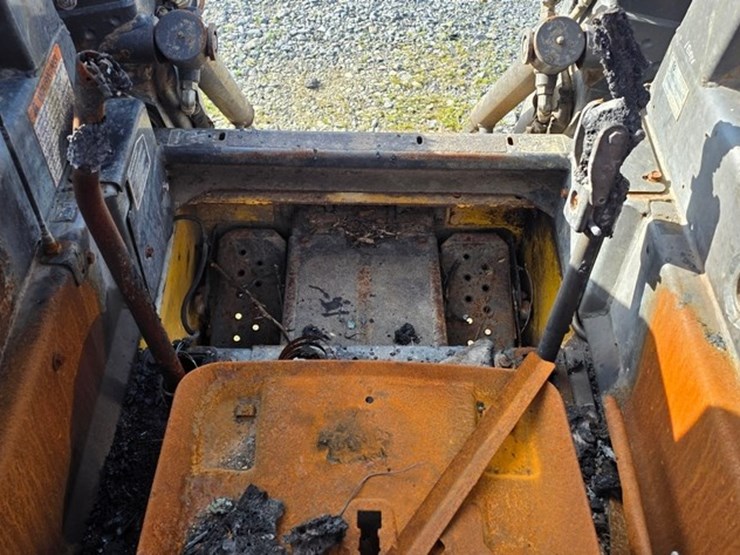 new-holland-ls140-image-36