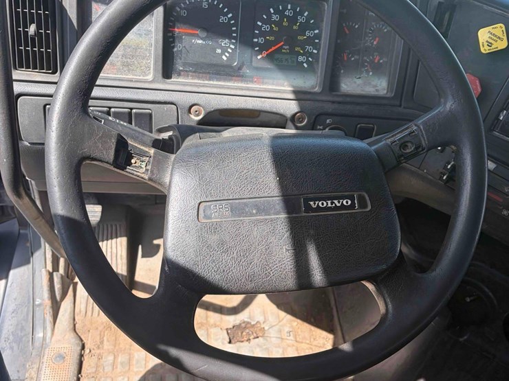 2002-volvo-tandem-axle-road-tractor-image-15