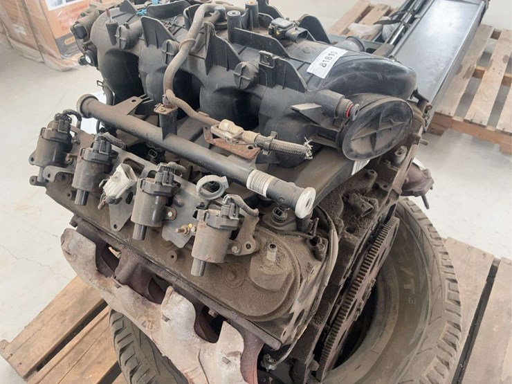 chevrolet-4.8-liter-v8-engine-block-with-intake-and-accessories-image-2