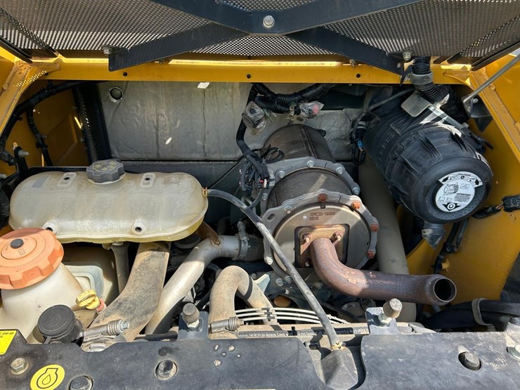 2019-deere-317g-image-16