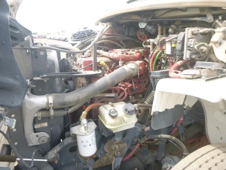 2016-freightliner-m2-106-image-15