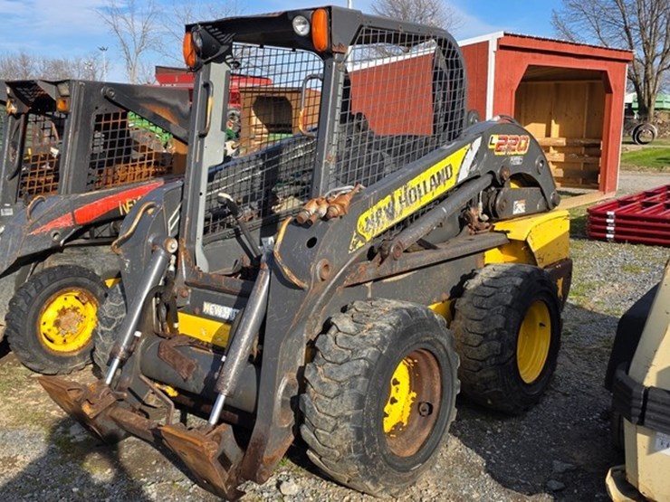 new-holland-l220-image-2