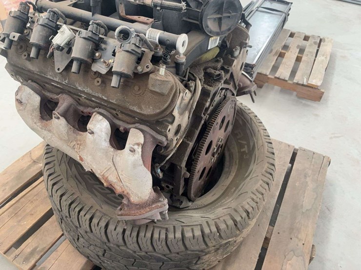 chevrolet-4.8-liter-v8-engine-block-with-intake-and-accessories-image-3