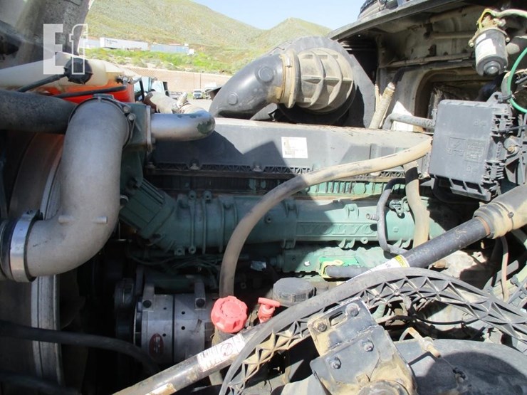 2015-volvo-10-image-6