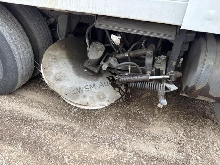 2001-freightliner-fc70-image-7