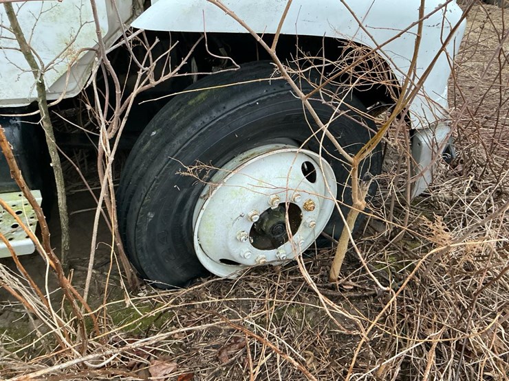 1995-freightliner-fl70-image-35