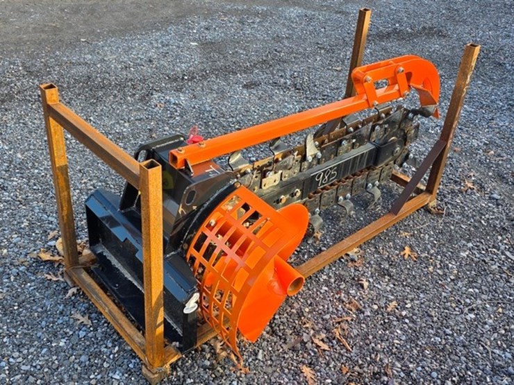 new-giyi-mini-skidloader-trencher-image-3
