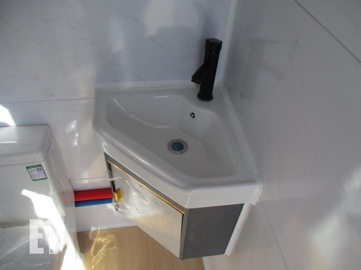 51"-x-79"-x-89"-bathroom-w/shower-image-8