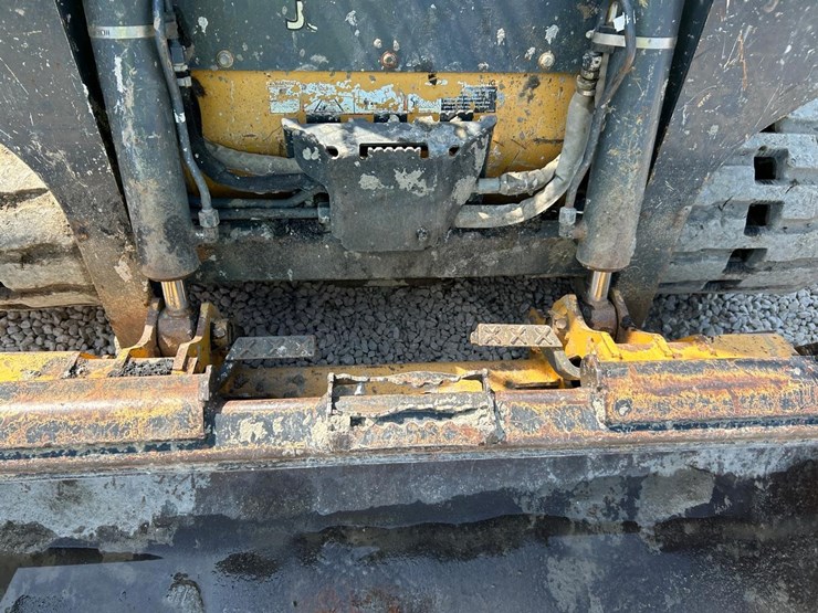 2019-deere-317g-image-10