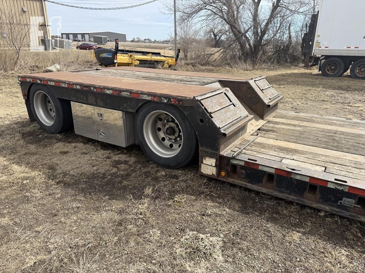 2013-2013-mov-hall-trailer-image-18