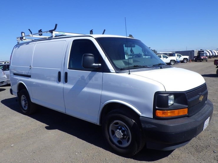 2017-chevrolet-express-2500-image-2