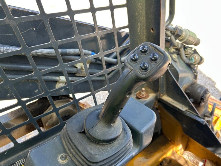 2019-deere-317g-image-25