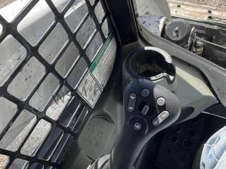 2015-bobcat-s750-image-21