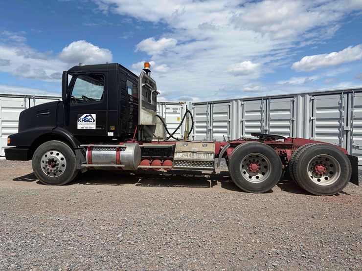 2002-volvo-tandem-axle-road-tractor-image-5