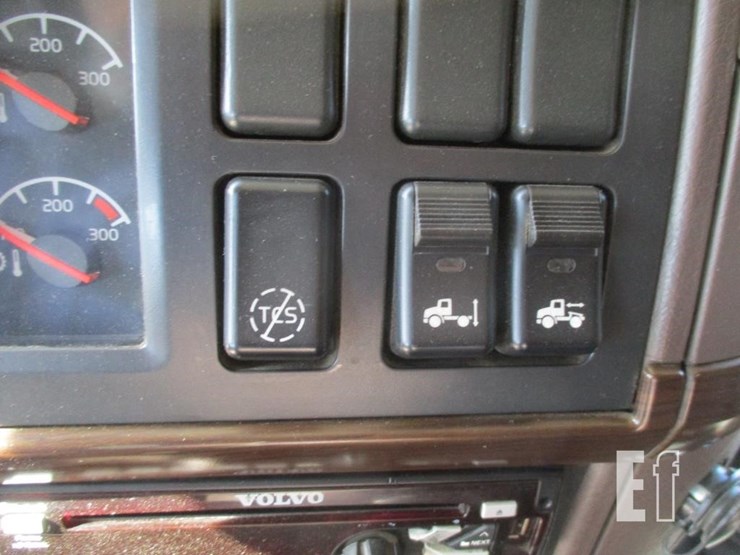 2015-volvo-10-image-10