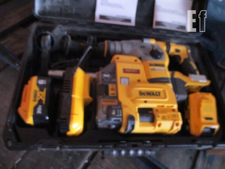 dewalt-xr-20-volt-cordless-rotary-hammer-image-2