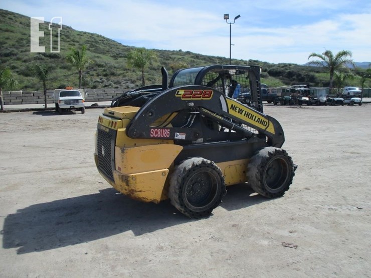 2017-new-holland-l228-image-3