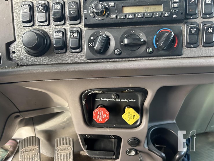2014-peterbilt-384-image-19