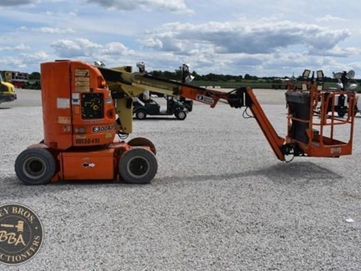 2013-jlg-e300ajp-image-14
