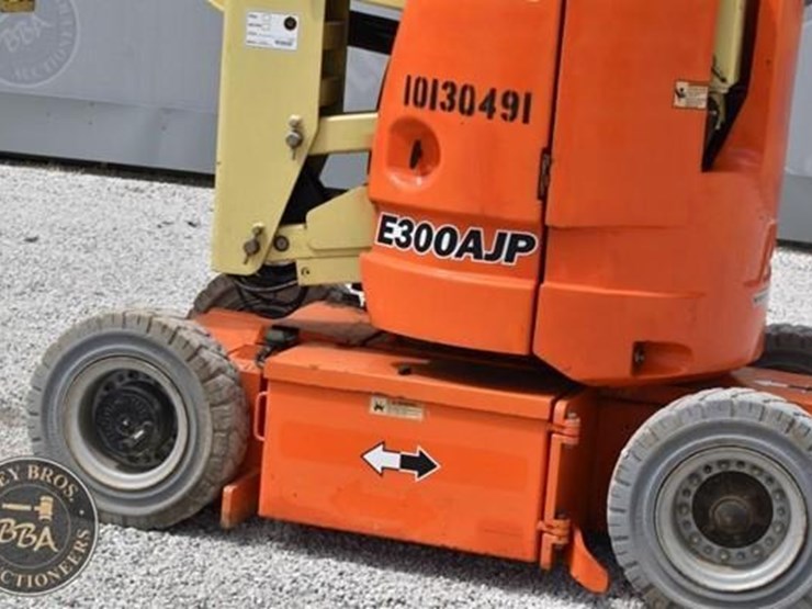 2013-jlg-e300ajp-image-5