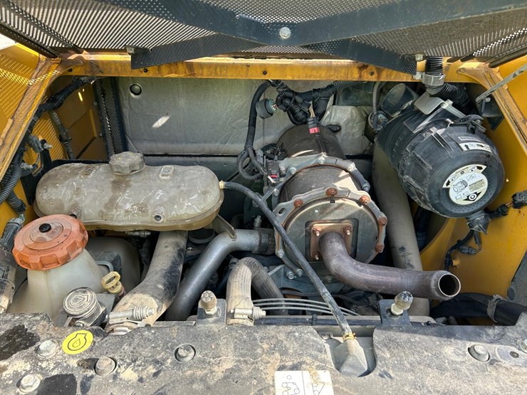 2019-deere-317g-image-16