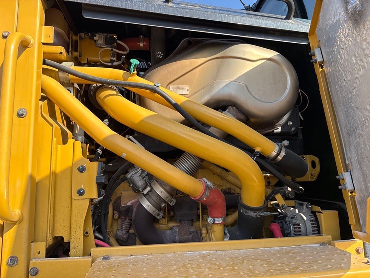 2019-caterpillar-120m-image-19