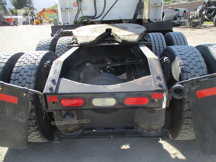 2015-volvo-10-image-23