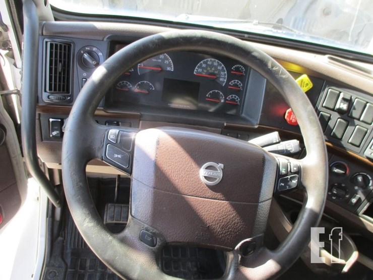 2015-volvo-10-image-12