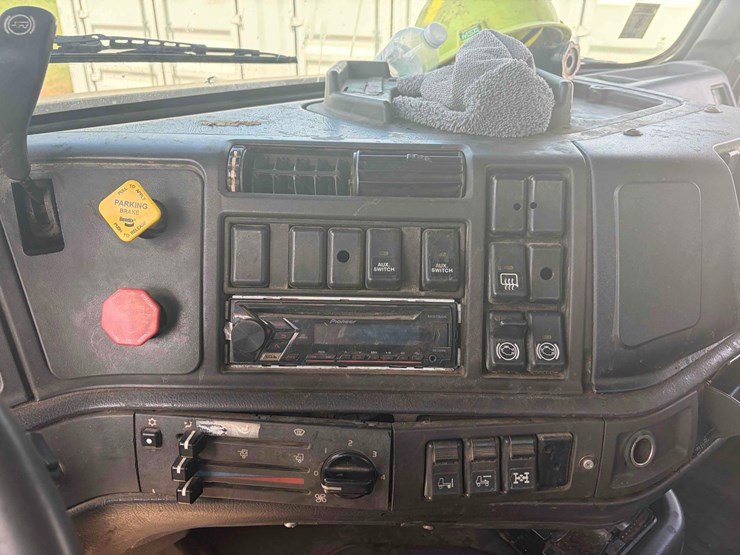 2002-volvo-tandem-axle-road-tractor-image-14