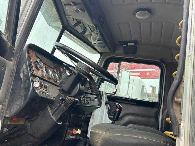 2004-peterbilt-357-image-39