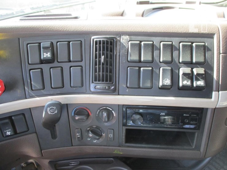 2015-volvo-10-image-13