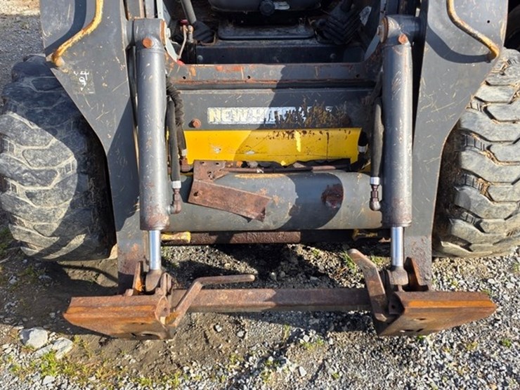 new-holland-l220-image-28