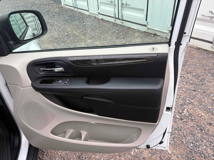 2015-dodge-caravan-image-11