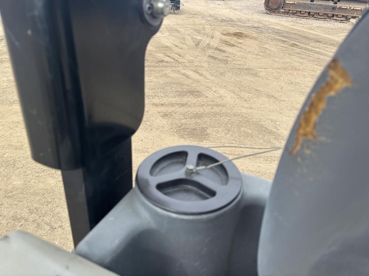 2002-caterpillar-cb24b-image-26