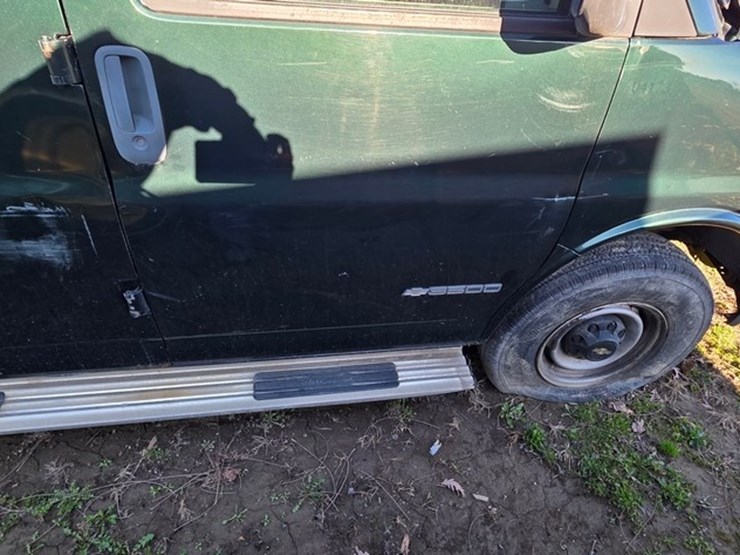 2000-chevrolet-3500-image-18