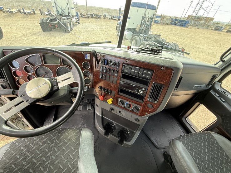 2015-mack-pinnacle-cxu613-image-17