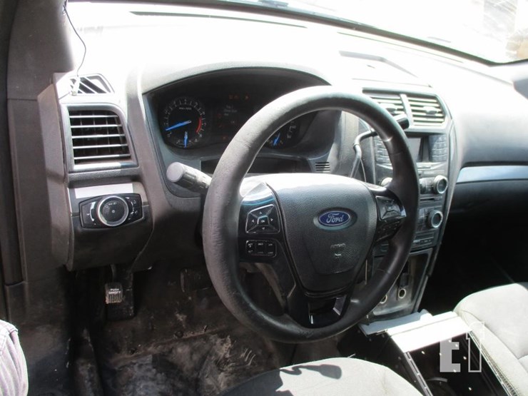 2016-ford-explorer-image-11